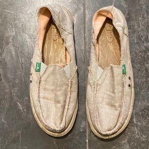 Sanuk womens shoes- LIKE NEW!!